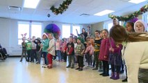 À la veille de Noël, des élèves chantent pour des personnes âgées