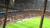 Lanzan pelotas en medio del partido en el Camp Nou