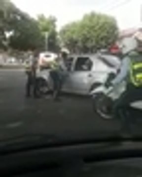 agente de tránsito golpeó a un conductor en Jamundí.mp4