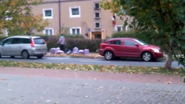 Ce conducteur a la bonne idée de remorquer une voiture en marche arrière... Et bim