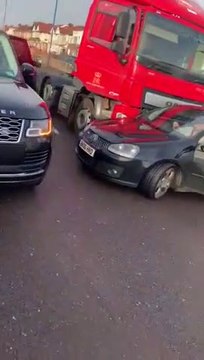 Un chauffeur de camion ne se rend pas compte qu'il pousse une voiture depuis des centaines de mètres