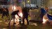 Manifestantes queman contenedores ante el Camp Nou