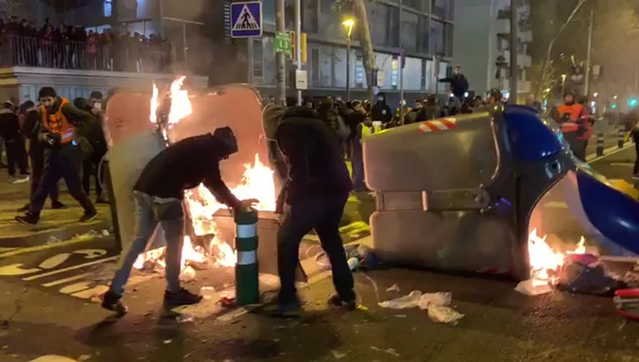 Manifestantes queman contenedores ante el Camp Nou