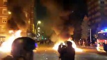 Cargas policiales y quema de contenedores a las afueras del Camp Nou durante el Clásico