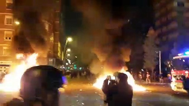 Cargas policiales y quema de contenedores a las afueras del Camp Nou durante el Clásico