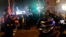 Manifestantes ante el Camp Nou acorralan a dos furgonetas de Mossos