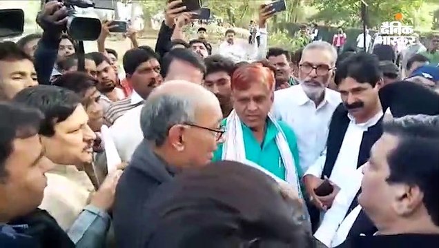 दिग्विजय ने कहा- तिरंगा और संविधान की कॉपी लेकर नागरिक कानून का विरोध करें, पुलिस रोके तो राष्ट्रगान करें