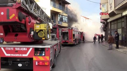 Bursa-bursa'da, oto bakım servisi, çıkan yangında, kullanılmaz hale geldi.