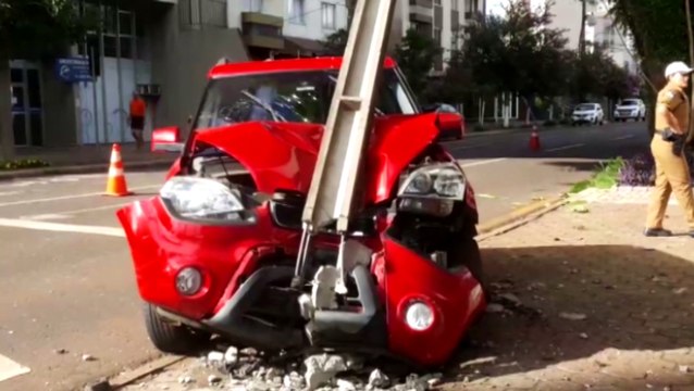 Poste fica destruído após ser atingido por carro na Rua Minas Gerais