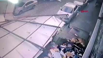 Baba ve çocuğu düşen çatının altında kalmaktan saniyelerle kurtuldu; o anlar kamerada