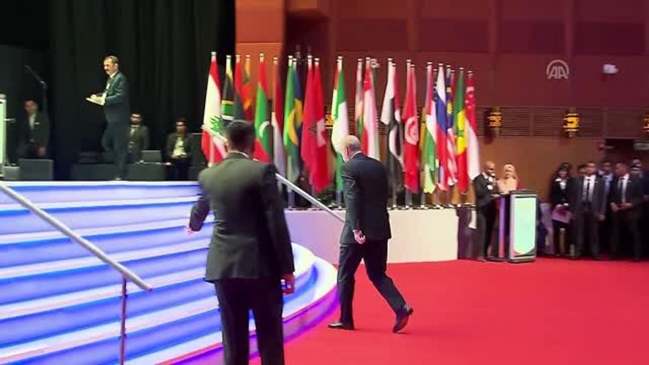 Erdoğan: "İslam dünyası güçsüz değildir, zayıf değildir, çaresiz asla değildir" - KUALA