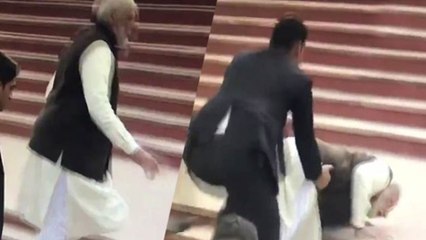 பிரதமர் மோடி தடுக்கி விழுந்த படிக்கட்டை  இடித்து தள்ள திட்டம்