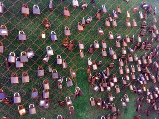 Metris Cezaevi'nin telleri 'umut' kilitleriyle doldu