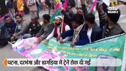 एनआरसी और नागरिकता कानून के खिलाफ सड़क पर उतरे वामदल कार्यकर्ता, जगह-जगह ट्रेनें रोकी