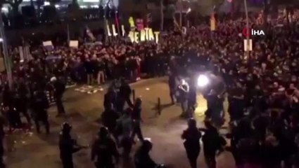 El Classico'dan önce başlayan protestolar, maçtan sonra çatışmaya döndü