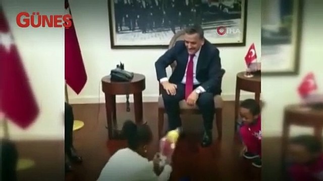 Samsun Valisi Kaymak, göçmen çocuklarla makamında oyun oynadı