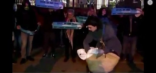 A los 'indepes' les encanta la caca de animal y así la utilizan