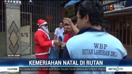 Petugas Berkostum Sinterklas Bagikan Hadiah dalam Rutan Labuhan Deli