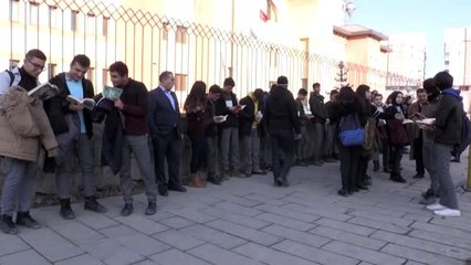 Ağrılı öğrenciler kitap okuyarak fidanlara hayat veriyor