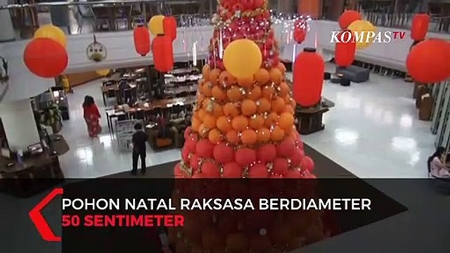 Pohon Natal Raksasa Dari Ratusan Lampion