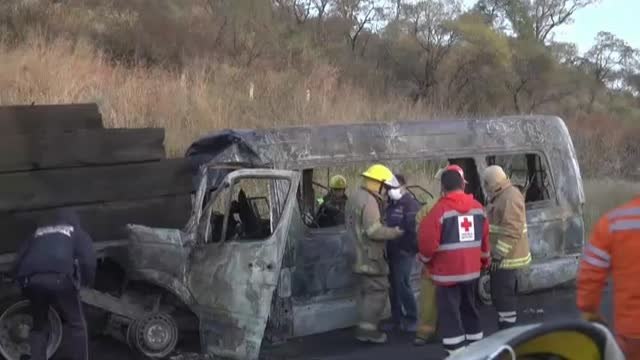 El choque entre una caravana y un camión deja 14 fallecidos y 12 heridos en México