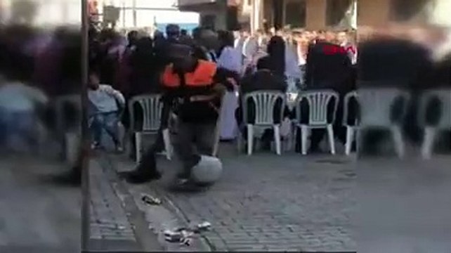 Kendini ritme kaptırdı, hem oynadı hem temizledi
