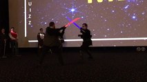 Combat de sabre laser avant la projection de Star Wars IX