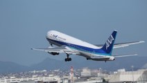 Este Boeing 767 con casi 300 ocupantes realiza un aterrizaje de emergencia en Japón tras incendiarse uno de sus motores