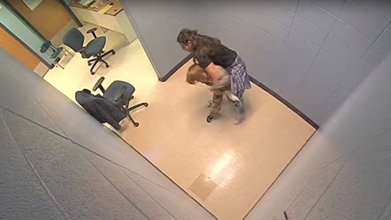 Este niño de 7 años se queja de una "oficina aterradora" en su escuela terapéutica en EE.UU. y su madre se horroriza al ver este video