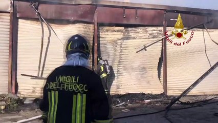 Torre Annunziata (NA) - Incendio apannoni del mercato ortofrutticolo (17.12.19)