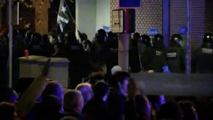 كرة قدم: الدوري الاسباني: تصادم المحتجّين مع الشرطة بعد الكلاسيكو في برشلونة