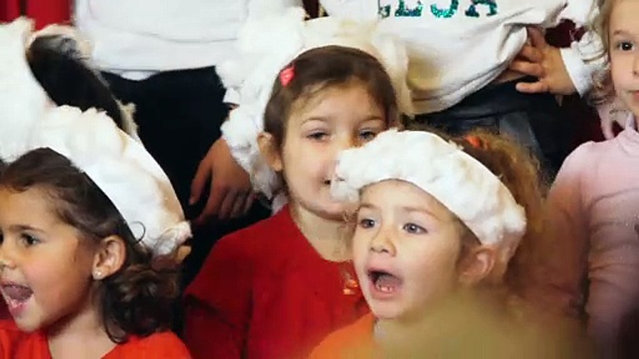 Bi cantando na escola