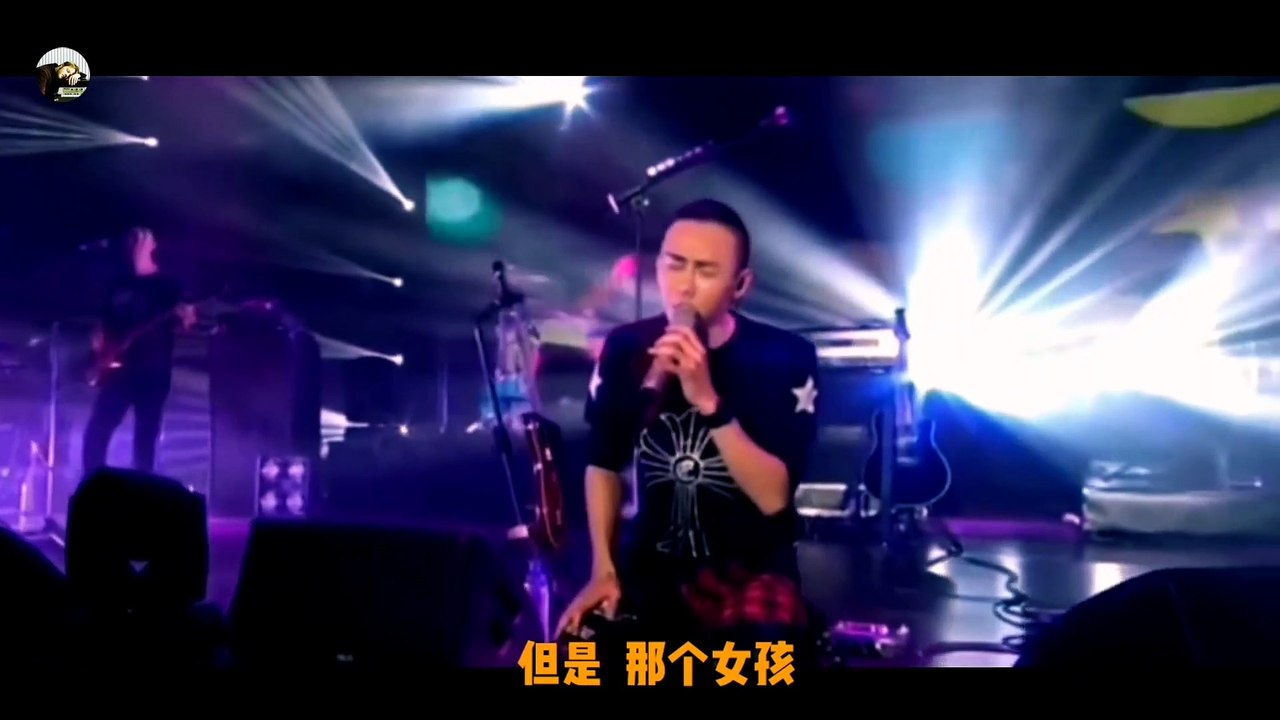 街头美女演唱太动情，一首《那女孩对我说》一夜大火！听哭无数人！