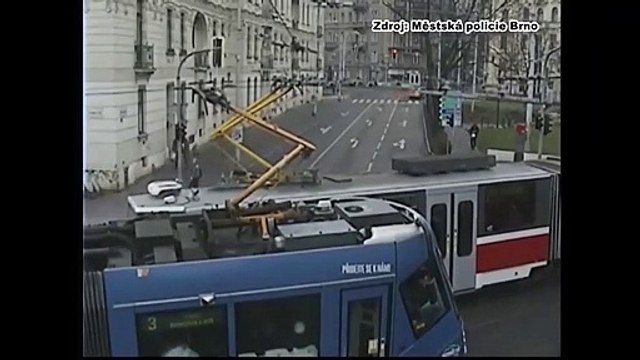 Une voiture se fait prendre en sandwich par deux tramways