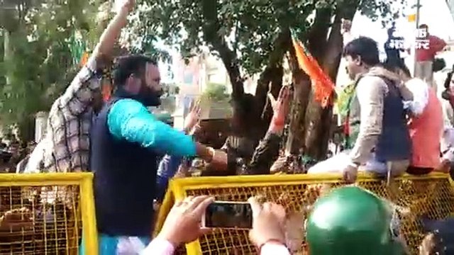 भाजयुमो के प्रदर्शन के दौरान हालात बिगड़े, पुलिस ने पहले कार्यकर्ताओं पर वॉटर कैनन किया, फिर लाठी भांजी, जेल परिसर भेजा