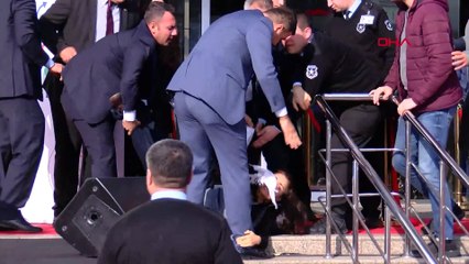 CHP lideri Kılıçdaroğlu'nun katıldığı programda pankart açmak isteyen kadın yerde sürüklendi