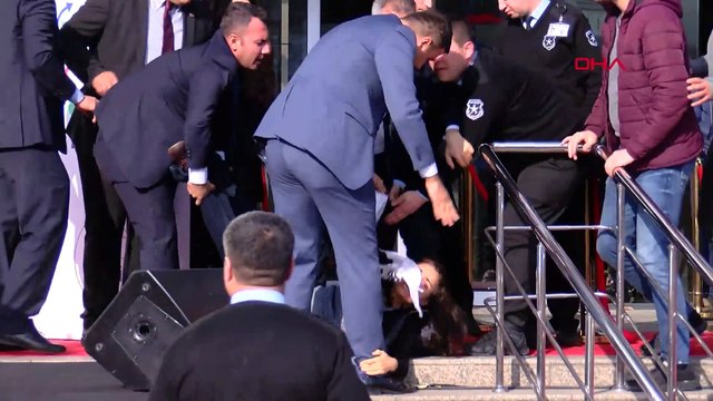 CHP lideri Kılıçdaroğlu'nun katıldığı programda pankart açmak isteyen kadın yerde sürüklendi