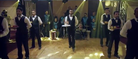 زلزال يقدم الشربات لحبيبته في حفل زفافها