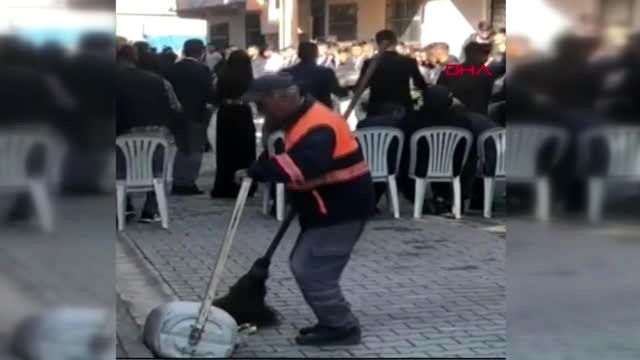 Mersin kendini ritme kaptırdı, hem oynadı hem temizledi-2