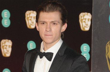 トム・ホランド、スパイダーマンのマーベル継続を酔っぱらった勢いで懇願！？