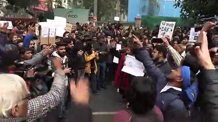 Hundreds detained as India protests rage nationwide