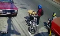 Sujetos son captados en cámara de seguridad al momento de llevarse una moto al norte de Guayaquil