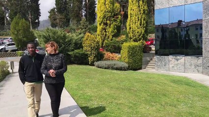 Un niño camerunés consigue mejorar su visión gracias a la Fundación Fernández-Vega