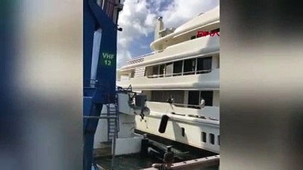 Süper yat yanı başlarında köprüye çarptı, kımıldamadılar