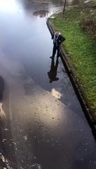Traverser une rivière glacée... mauvaise idée