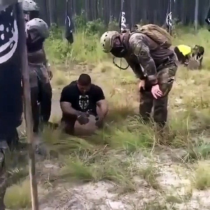 Un cul-de-jatte termine un parcours du combattant