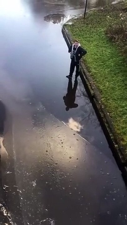 Traverser une rivière glacée... mauvaise idée