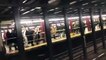 Des citoyens de New York chantent "All I Want For Christmas Is You" dans la station de métro