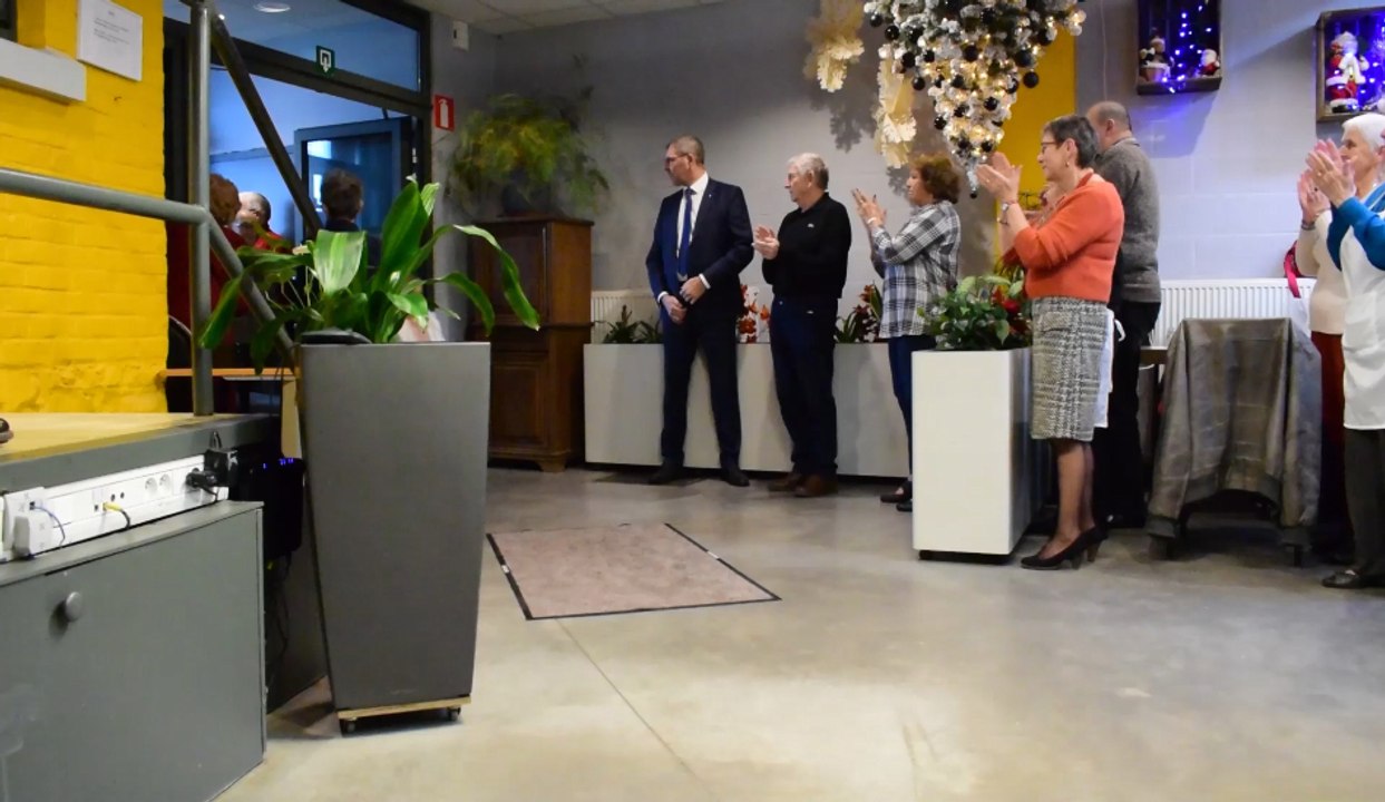 Le couple royal visite une maison d'accueil pour personnes en difficulté à Jambes