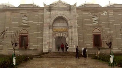 Diyanet'in genelgesi sonrası Selimiye'de katlanır tabureler kullanılmaya başlandı